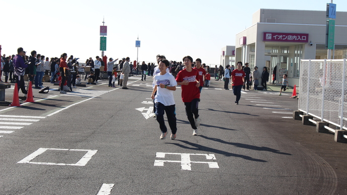 参加者が走り出している写真