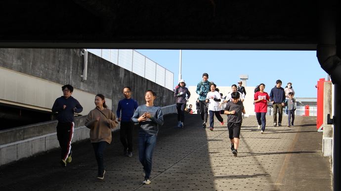 参加者が坂道を下っている写真