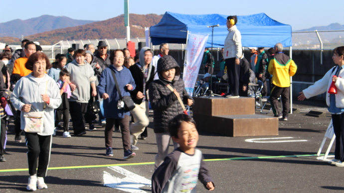 参加者が走り出している写真