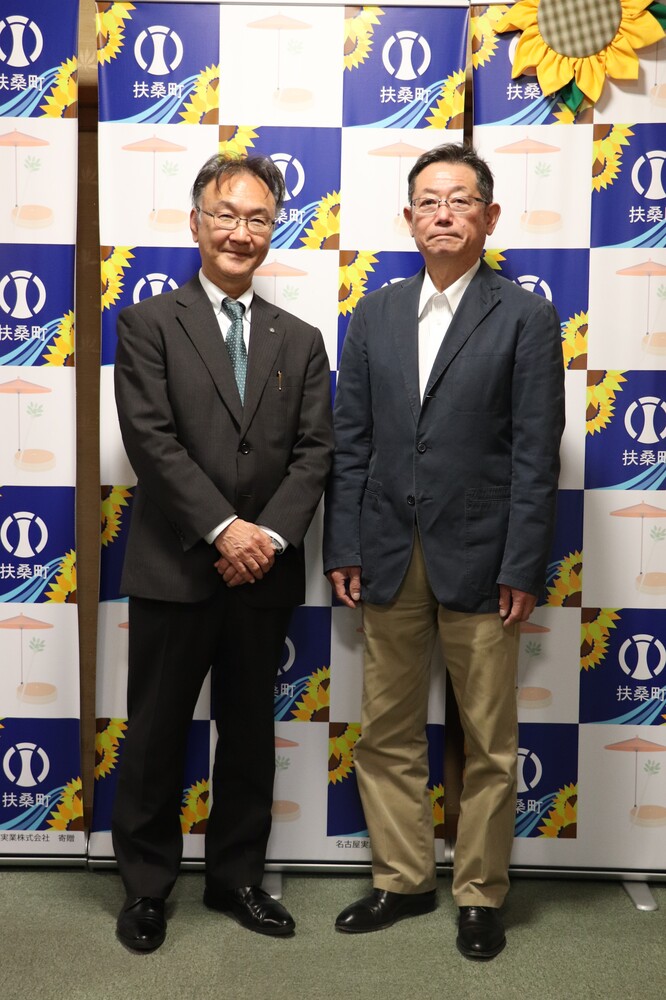 寄贈者と町長の写真