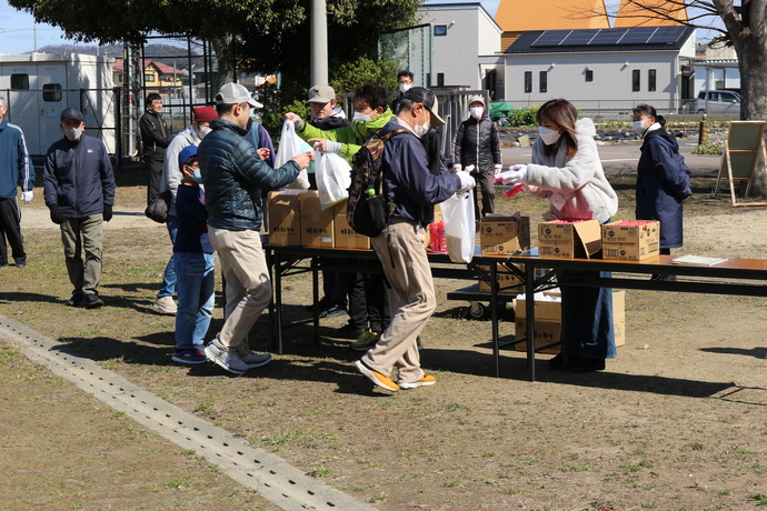 参加賞を渡している写真