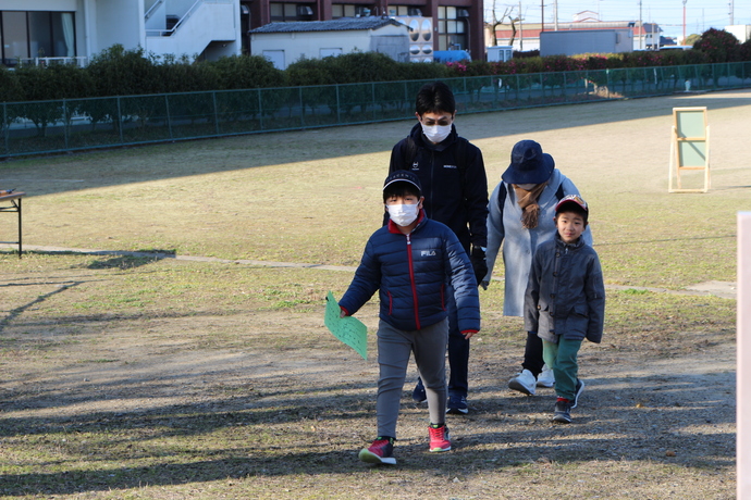 参加者が歩きだしている写真