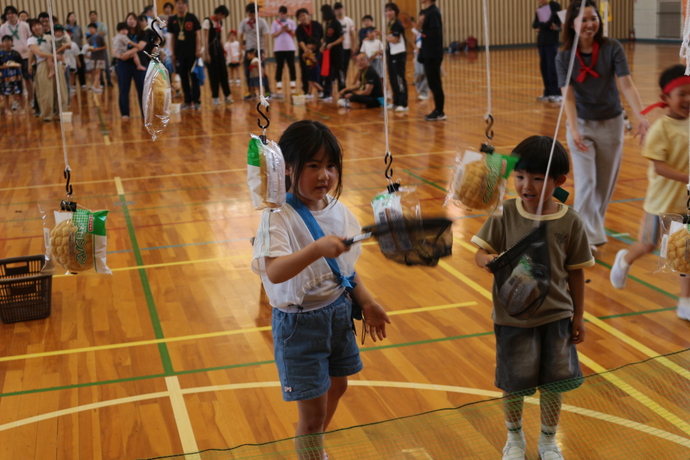 たもを使ってパンを取る写真