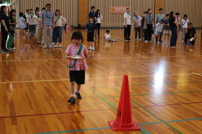 ピンポン玉を運んでいる写真