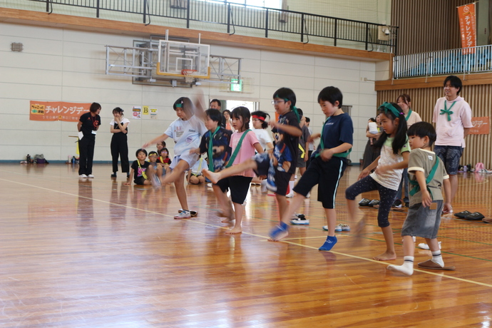 スリッパを飛ばしている写真